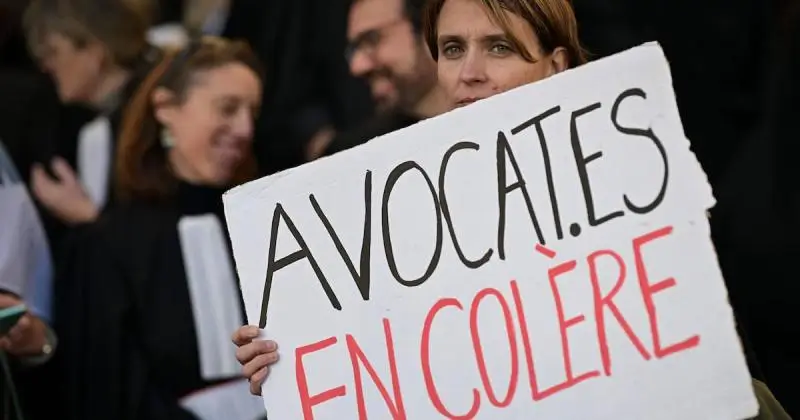Les robes noires sur les barricades : quand les avocats défendent la « Justice » en battant le pavé.