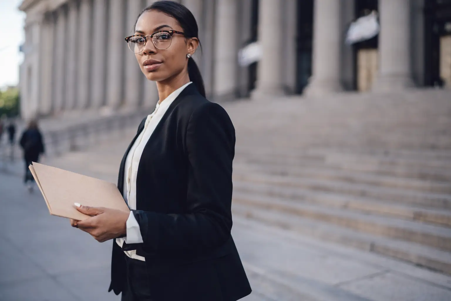 Miroir, robe et réseaux : l’art délicat pour l’avocat de se montrer sans se vendre